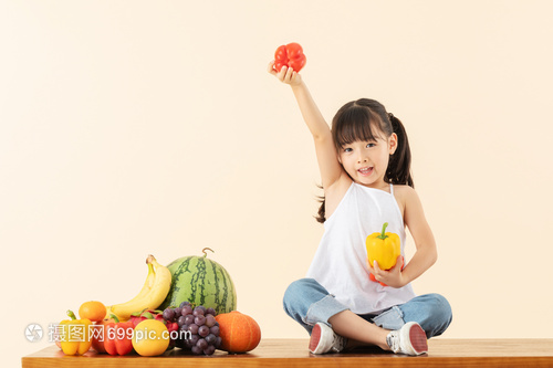 小女孩手拿水果蔬菜